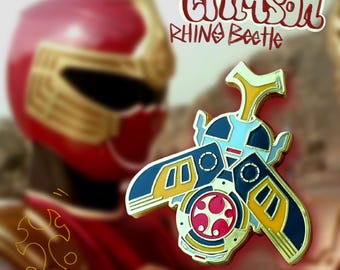 Crimson Thunder Ranger Morpher Anstecknadel aus Hartemaille: Power Rangers Ninja Storm Sammlerstück, Nashornkäfer
