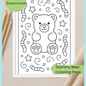 Könnte beinhalten: Eine schwarz-weiße Malvorlage mit einem zentralen Gummibärchen, umgeben von Sternen, Kreisen und wurmartigen Formen. Der Text "Instant Download" und "Gummy Bear Coloring Page" ist auf der Seite zu sehen. Das Design ist auf weißem Papier gedruckt.