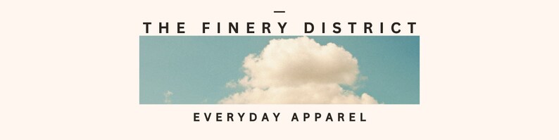 K&ouml;nnte beinhalten: Banner mit dem Text "THE FINERY DISTRICT" &uuml;ber "EVERYDAY APPAREL". Der Hintergrund ist hellbeige mit blauem Himmel und einer wei&szlig;en Wolke in der Mitte.