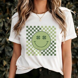 Camisa con cara sonriente de San Patricio con cuadros de Comfort Colors, camisa del día de San Patricio, camisa para beber, camiseta con cara sonriente de trébol, cara de trébol feliz, camisa de la suerte