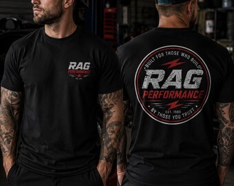 Puede incluir: Una camiseta negra de manga corta con el texto en blanco y rojo RAG PERFORMANCE en el pecho. La parte posterior muestra un gran gráfico circular con el texto BUILT FOR THOSE WHO BUILD y BY THOSE YOU TRUST rodeando el nombre de la marca.