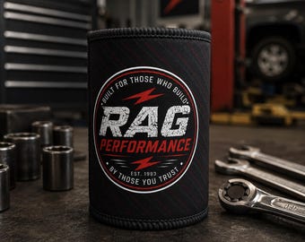 Puede incluir: Un aislante de bebidas cilíndrico negro con un logotipo circular que incluye el texto RAG PERFORMANCE, BUILT FOR THOSE WHO BUILD, BY THOSE YOU TRUST y EST. 1993. El diseño presenta gráficos de rayos rojos sobre una superficie de tela negra texturizada.