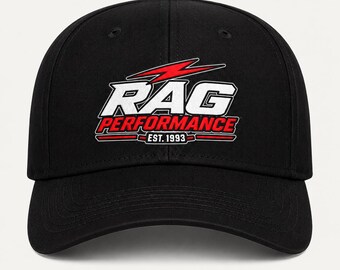 Puede incluir: Una gorra de béisbol negra con un gráfico de rayo rojo sobre el texto blanco RAG y el texto rojo PERFORMANCE, con una pequeña banda roja y blanca debajo que contiene el texto EST. 1993, todo centrado en el panel frontal.