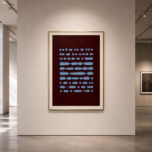 Peut inclure: Une œuvre d'art murale rectangulaire encadrée présentant un fond texturé rouge foncé profond avec des rangées horizontales de traits de peinture bleu clair disposés en un motif rappelant le code Morse, dans un cadre en bois fin.