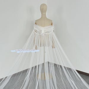 Velo da sposa in tulle avorio con mantella a cattedrale: avvolgente con spalle scoperte