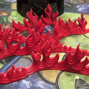 以下が含まれることがあります： ボードゲームまたはテーブルトップRPGで使用するための、3Dプリントされた赤いプラスチック製の炎です。