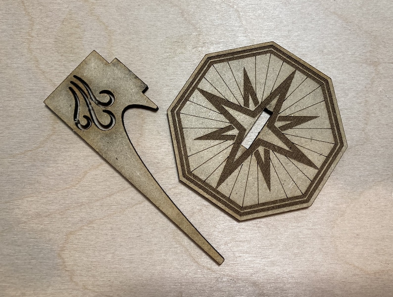 Puede incluir: Una base de madera en forma de estrella con un recorte en el centro y un soporte de madera con un dise&ntilde;o decorativo. El soporte est&aacute; dise&ntilde;ado para sostener un objeto peque&ntilde;o, como una vela o una figurita.