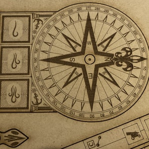 Puede incluir: Una br&uacute;jula vintage con un dise&ntilde;o de flor de lis. La cara de la br&uacute;jula est&aacute; marcada con n&uacute;meros del 0 al 360 grados y las direcciones cardinales: Norte, Sur, Este y Oeste. La br&uacute;jula est&aacute; hecha de madera y tiene un acabado marr&oacute;n.