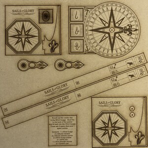 Puede incluir: Un tablero de juego impreso en marr&oacute;n y blanco con el t&iacute;tulo "SAILS of GLORY" y una rosa de los vientos. El tablero incluye instrucciones para ensamblar las piezas del juego.