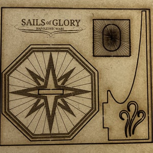 Puede incluir: Un tablero de juego de cart&oacute;n marr&oacute;n con el t&iacute;tulo "SAILS of GLORY NAPOLEONIC WARS" impreso en la parte superior. El tablero presenta una rosa de los vientos con una estrella de ocho puntas en el centro y un dise&ntilde;o decorativo en la esquina superior derecha.