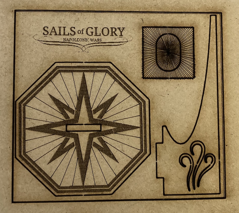 Puede incluir: Un tablero de juego de cart&oacute;n marr&oacute;n con el t&iacute;tulo "SAILS of GLORY NAPOLEONIC WARS" impreso en la parte superior. El tablero presenta una rosa de los vientos con una estrella de ocho puntas en el centro y un dise&ntilde;o decorativo en la esquina superior derecha.