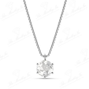 Pu&ograve; includere: Una collana d'argento con un pendente rotondo e trasparente con pietra preziosa. Il pendente &egrave; sfaccettato, catturando la luce. La catena &egrave; un design delicato e collegato. Il gioiello &egrave; su sfondo bianco.