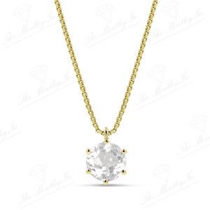Pu&ograve; includere: Una collana color oro con un pendente rotondo e trasparente. Il pendente &egrave; incastonato in una montatura a sei punte e pende da una catena delicata. La collana &egrave; un gioiello semplice ed elegante.