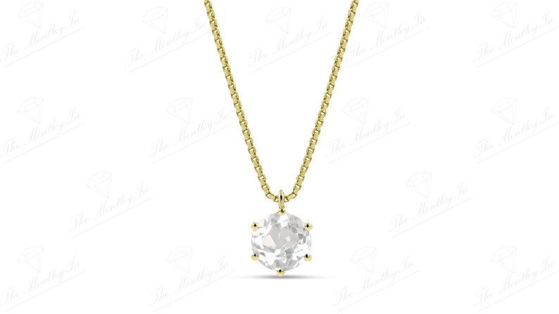 Pu&ograve; includere: Una collana color oro con un pendente rotondo e trasparente. Il pendente &egrave; incastonato in una montatura a sei punte e pende da una catena delicata. La collana &egrave; un gioiello semplice ed elegante.