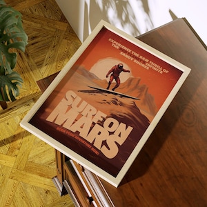 Puede incluir: Un póster de estilo retro con una combinación de colores rojo, naranja y amarillo. Muestra a un astronauta surfeando sobre una ola de arena en Marte. El texto dice "Surf on Mars" y "¡Reserva tu aventura ahora!"
