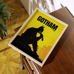 Pode incluir: Um pôster amarelo e preto com uma silhueta do Batman comendo um cachorro-quente. O pôster diz "Gotham...É Delicioso!"