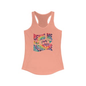 Camiseta sin mangas estilo racerback con texto arcoíris para mujer - Ser yo misma es mi medicina, ropa de verano, fitness, estilo casual, celebración del orgullo imagen 2