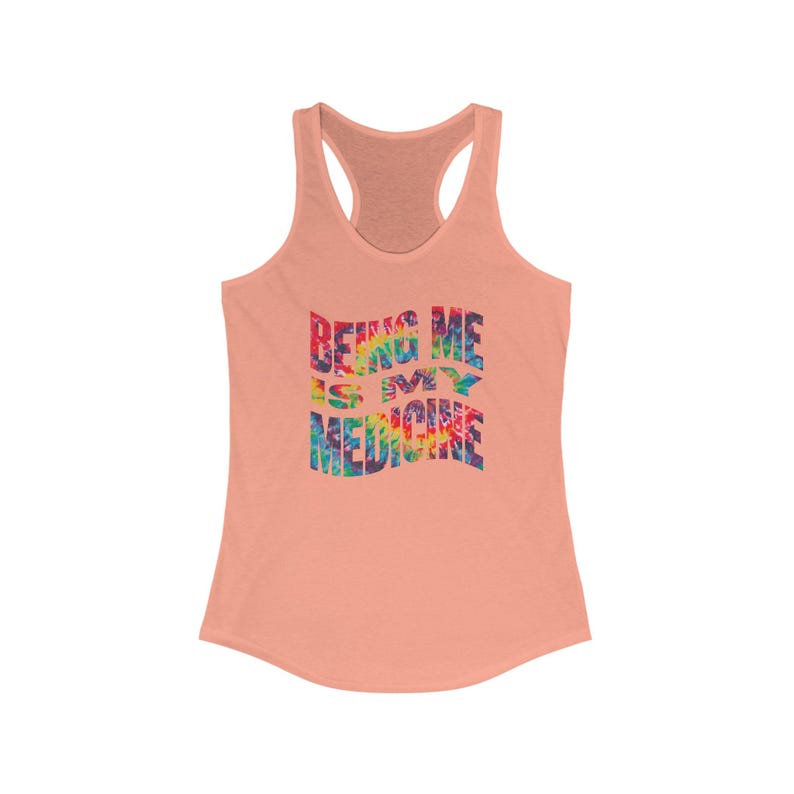 Camiseta sin mangas estilo racerback con texto arcoíris para mujer - Ser yo misma es mi medicina, ropa de verano, fitness, estilo casual, celebración del orgullo imagen 2