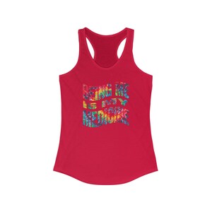 Camiseta sin mangas estilo racerback con texto arcoíris para mujer - Ser yo misma es mi medicina, ropa de verano, fitness, estilo casual, celebración del orgullo imagen 5