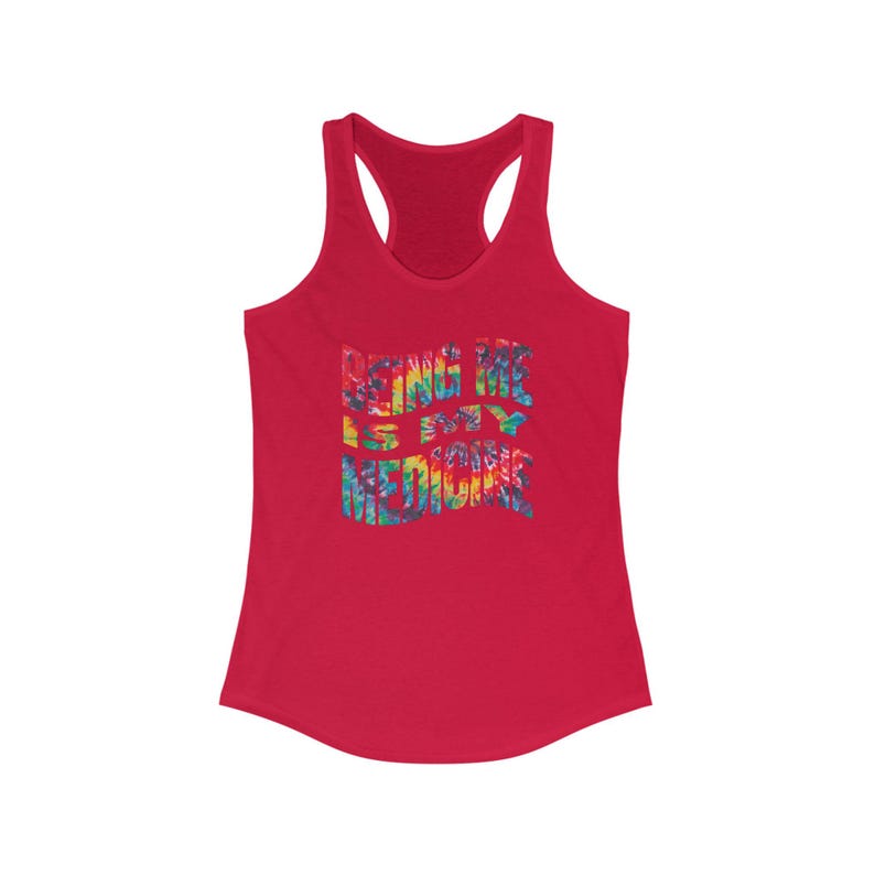 Camiseta sin mangas estilo racerback con texto arcoíris para mujer - Ser yo misma es mi medicina, ropa de verano, fitness, estilo casual, celebración del orgullo imagen 5