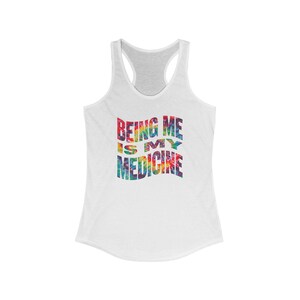 Camiseta sin mangas estilo racerback con texto arcoíris para mujer - Ser yo misma es mi medicina, ropa de verano, fitness, estilo casual, celebración del orgullo imagen 8