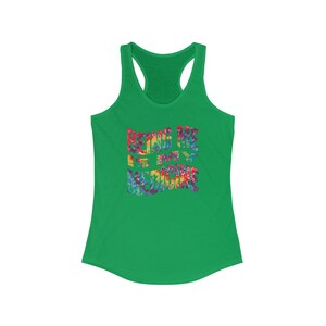 Camiseta sin mangas estilo racerback con texto arcoíris para mujer - Ser yo misma es mi medicina, ropa de verano, fitness, estilo casual, celebración del orgullo imagen 7