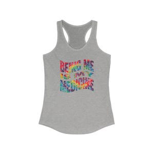 Camiseta sin mangas estilo racerback con texto arcoíris para mujer - Ser yo misma es mi medicina, ropa de verano, fitness, estilo casual, celebración del orgullo imagen 10