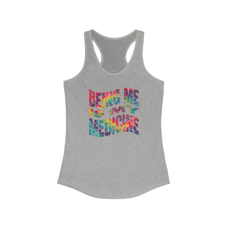 Camiseta sin mangas estilo racerback con texto arcoíris para mujer - Ser yo misma es mi medicina, ropa de verano, fitness, estilo casual, celebración del orgullo imagen 10