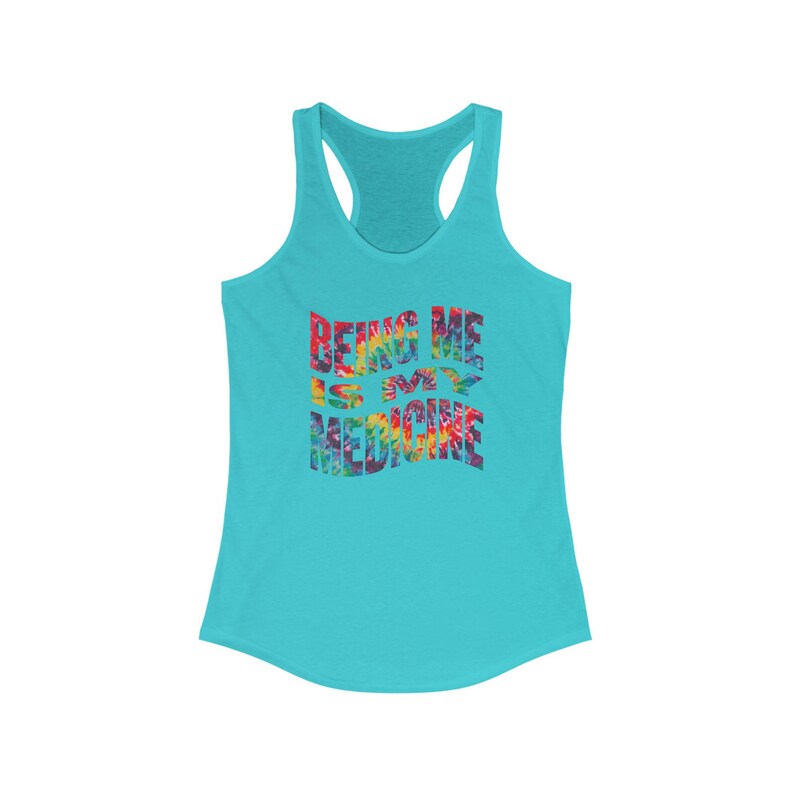 Camiseta sin mangas estilo racerback con texto arcoíris para mujer - Ser yo misma es mi medicina, ropa de verano, fitness, estilo casual, celebración del orgullo imagen 1