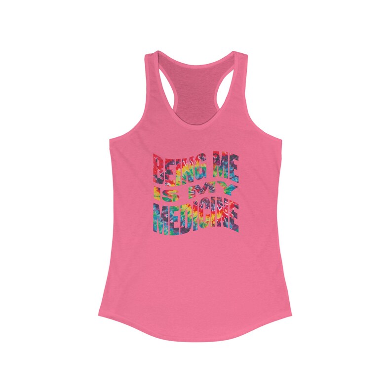 Camiseta sin mangas estilo racerback con texto arcoíris para mujer - Ser yo misma es mi medicina, ropa de verano, fitness, estilo casual, celebración del orgullo imagen 3