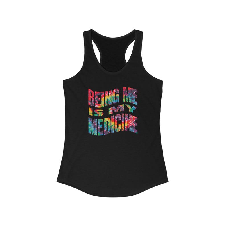 Camiseta sin mangas estilo racerback con texto arcoíris para mujer - Ser yo misma es mi medicina, ropa de verano, fitness, estilo casual, celebración del orgullo imagen 6
