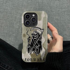 以下が含まれることがあります： 迷彩柄の携帯電話ケース。タバコを吸う死神の白黒イラストが描かれています。「FORWARD」の文字がケースの下部に白で印刷されています。