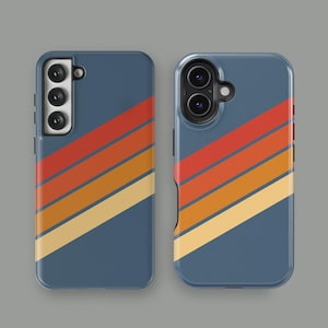 Pu&ograve; includere: Due custodie per telefono con un design retr&ograve;. Le custodie sono blu con quattro strisce orizzontali nelle tonalit&agrave; dell'arancione e del giallo. Una custodia ha tre obiettivi della fotocamera, l'altra ne ha due.