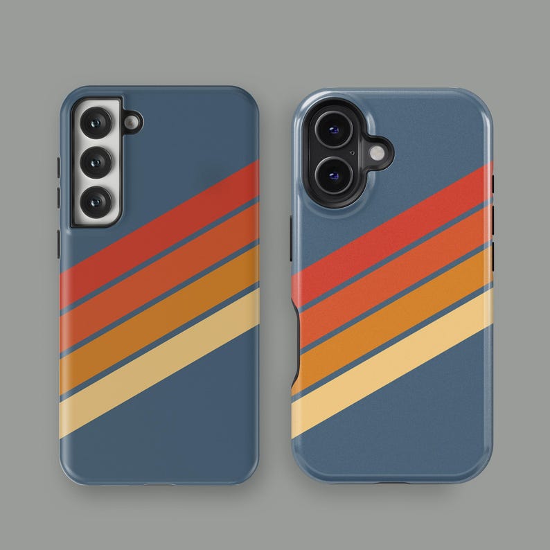 Pu&ograve; includere: Due custodie per telefono con un design retr&ograve;. Le custodie sono blu con quattro strisce orizzontali nelle tonalit&agrave; dell'arancione e del giallo. Una custodia ha tre obiettivi della fotocamera, l'altra ne ha due.