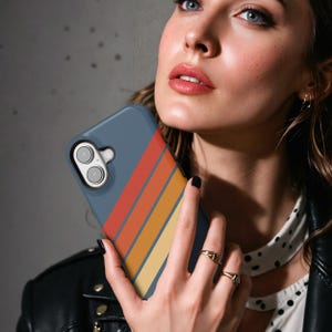 Pu&ograve; includere: Custodia per telefono blu con un design a strisce retr&ograve; rosse, arancioni e gialle. La custodia ha un ritaglio per la fotocamera. Accessorio protettivo per smartphone.
