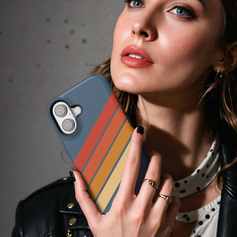 Pu&ograve; includere: Custodia per telefono blu con un design a strisce retr&ograve; rosse, arancioni e gialle. La custodia ha un ritaglio per la fotocamera. Accessorio protettivo per smartphone.