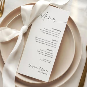 Puede incluir: Una tarjeta de menú de boda con una cinta blanca atada alrededor de una pila de platos. El menú enumera aperitivos, entrantes y postres. El menú está personalizado con los nombres Jessica & Liam y la fecha 09.24.20XX.