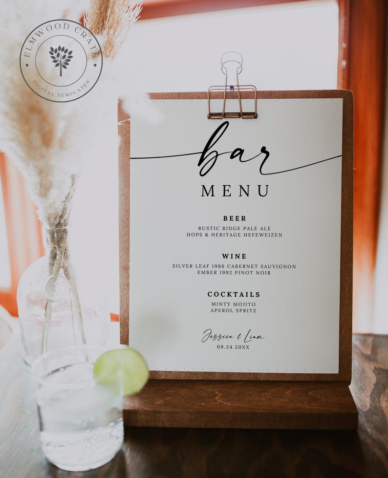 Może przedstawiać: Drewniany szyld z menu barowym z białym tłem i czarnym napisem "bar MENU". Menu zawiera piwo, wino i koktajle. Znak jest trzymany przez miedziany klips i stoi na drewnianej podstawie.