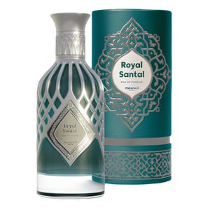 Könnte beinhalten: Ein blaugrüner Glasparfümflakon mit silbernem Gitterüberzug und einem rautenförmigen Etikett mit der Aufschrift Royal Santal Eau de Parfum Mawwal. Daneben steht eine passende zylindrische blaugrüne Pappdose mit silbernen Verzierungen.