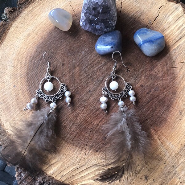 Boucles d’Oreilles Artisanales : Plumes, Perles Nacrées et Élégance Naturelle