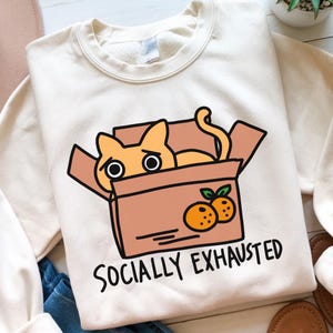 Adesivo per maglietta con motivo a scatola per gatti socialmente esausto, design alla moda, divertente, scarabocchio sulla salute mentale, file di taglio per Cricut, silhouette, download digitale