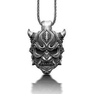Pendentif masque oni en argent sterling oxydé : collier gothique japonais