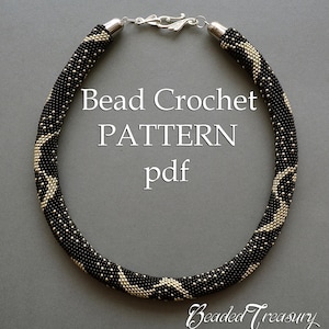 Op de afbeelding: Een zwart-zilveren gehaakte kralenketting met een zilveren sluiting. De ketting heeft een herhalend patroon van zilveren kralen op een zwarte achtergrond. De tekst "Bead Crochet PATTERN pdf" wordt in het wit weergegeven.