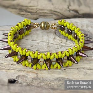 Könnte beinhalten: Ein handgefertigtes Armband im Rockstar-Stil. Das Armband hat limettengrüne Perlen, braune Stachelakzente und einen goldfarbenen Magnetverschluss. Der Text "Rockstar Bracelet" und das Beaded Treasury-Logo sind sichtbar.