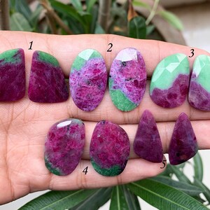 Könnte beinhalten: Fünf Paare grüner und rosafarbener Edelstein-Cabochons, von 1 bis 5 nummeriert. Die Cabochons haben verschiedene Formen und Größen.