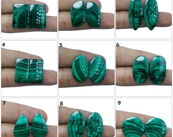 Pode incluir: Nove pares de cabochões de malaquita verde em várias formas, incluindo oval, retangular e gota. Os cabochões são polidos e têm um acabamento liso e brilhante.