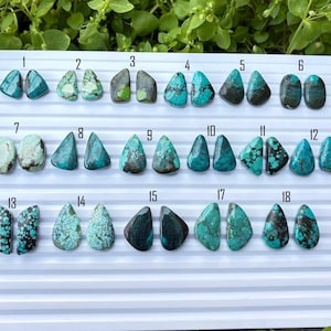 Par de cabujones de turquesa tibetana, turquesa azul de formas variadas para pendientes, cabujones pequeños con parte trasera plana.