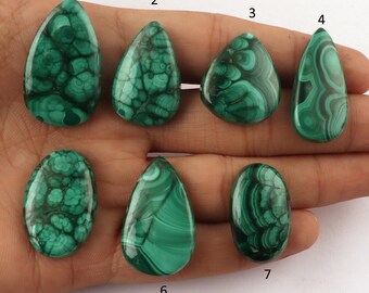Pode incluir: Sete cabochões de malaquita verde em vários formatos e tamanhos, incluindo oval e gota, com padrões e redemoinhos intrincados.