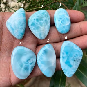 以下が含まれることがあります： 渦巻き模様の入った青と白のcabochonカットの宝石が6つ。宝石は1から6まで番号が付けられています。