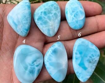 Cabujón de larimar azul natural, gema de pectolita hecha a mano.